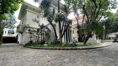 Rumah modern dengan Lahan 1334 m2 Kawasan Kebayoran Baru, Jakarta Selatan