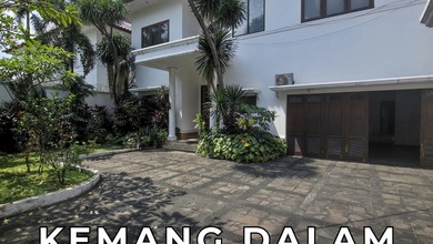 RUMAH KLASIK DAN TAMAN LUAS KEMANG DALAM AREA JAKARTA SELATAN