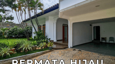 Fast Sale Rumah 1 Lt. Model Klasik Halaman Luas di Permata Hijau