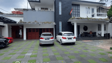 Rumah siap huni taman luas di kemang