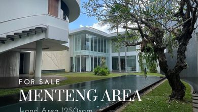 Rumah Elegan di Menteng, Jakarta Pusat, 4 KT, LT 1250m²