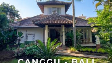 Villa Lama Terawat Taman Luas Lokasi Premium di Canggu Bali