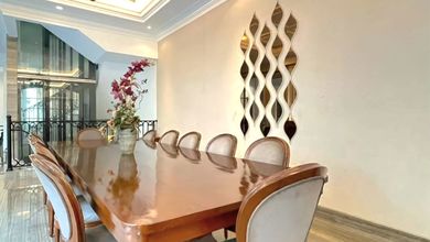 Rumah di Jalan Tirtayasa 
Kebayoran Baru
Jakarta Selatan 3 Lantai Hadap Utara