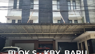 Rukan 3,5 Lantai Lokasi Strategis di Blok S - Kebayoran Baru