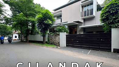 Rumah Modern Tropis Posisi Hoek Hadap Selatan & Barat di Cilandak