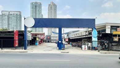 Ruang usaha dipingir jalan raya area komersil di kemang raya