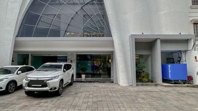 Gedung baru dipinggir jalan bangunan 4 lantai di kebayoran baru
