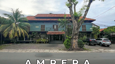 Cafe + Guesthouse Nuansa Tropical Balinese di Ampera Raya