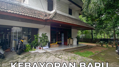 Dijual Rumah Lama Depan Taman di Lokasi Strategis Kebayoran Baru