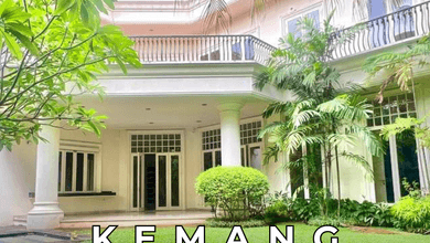 Disewakan Rumah 2 Lantai 6 Kamar Tidur Semi Furnished di Kemang