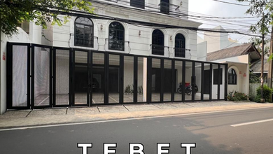 Rumah 3 Lantai Furnished Hadap Selatan Lokasi Strategis di Tebet
